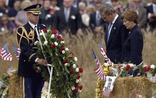 President Bush en zijn vrouw leggen een krans in Pennsylvania, waar vlucht 93 vorig jaar op 11 september neerstortte. - Foto EPA