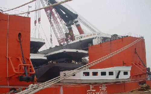 ROTTERDAM - In Rotterdam arriveert zterdag een mammoettransport. Een superponton levert in de Waalhaven 28 kale binnenvaartschepen, duwbakken, pontons en een duwbootje af. Het transport vanuit de haven van het Chinese Sjanghai (foto) heeft zo’n honderd da