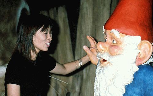 TOKIO - Een Japanse vrouw maakt kennis met een van de vele kabouters van Rien Poortvliet. - Foto Kjeld Duits