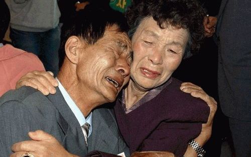 MOUNT KUMGANG - De Noord-Koreaanse Kim Se Jin (l.) huilt bij het weerzien na ruim vijftig jaar van zijn zus Kim Ock Rang uit Zuid-Korea. - Foto EPA