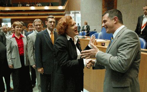 DEN HAAG - LPF-fractievoorzitter Wijnschenk wordt gefeliciteerd door PvdA-fractievoorzitter Van Nieuwenhoven. Wijnschenk hield woensdag zijn eerste toespraak in de Tweede Kamer. - Foto ANP