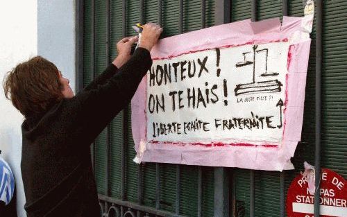 GRETZ-ARMAINVILLIERS - Een demonstrant protesteert tegen de vrijlating afgelopen woensdag van collaborateur Maurice Papon. De Franse regering onderzoekt of er mogelijkheden zijn Papon opnieuw naar de gevangenis te sturen. - Foto EPA