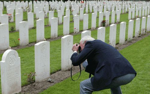 OOSTERBEEK - Veteranen van het Korps Commandotroepen kwamen donderdagmiddag op de Airborne-begraafplaats in Oosterbeek bij elkaar. De oud-strijders herdachten daar de Slag om Arnhem. Bij de slag sneuvelde op 19 september 1944 de Nederlandse commando Bakhu