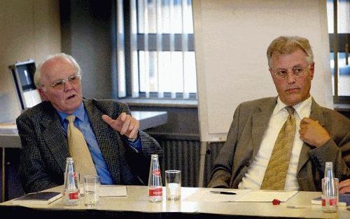 AMERSFOORT - In Amersfoort werd maandag het nieuwe boek ”Samen op de goede Weg?” van de hoogleraren Dekker en Heitink gepresenteerd. Dekker (l.) en Heitink (r.) hebben moeite met de beoogde kerkfusie van de drie SoW-kerken. Ze pleiten voor een of andere v