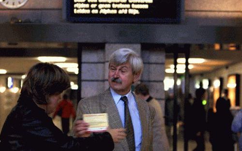 DEN HAAG - De reizigersorganisatie Rover en andere belangenorganisaties hebben dinsdagmorgen op station Den Haag-Centraal protestkaarten uitgedeeld. De actie was bedoeld tegen de plannen van de NS om de tarieven volgend jaar drastisch te verhogen. Ook op 