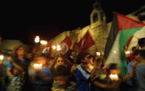 BETHLEHEM - Palestijnse kinderen namen dinsdag deel aan een wake buiten de Geboortekerk in de stad Bethlehem. Daarmee wilden ze hun solidariteit betuigen met de Palestijnse leider Yasser Arafat, wiens hoofdkwartier in Ramallah sinds eind vorige week door 