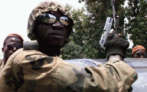 BOUAKE - Ivoriaanse rebellen patrouilleerden donderdag in de straten van BouakÃ©, een van de steden van het West-Afrikaanse land die de opstandelingen in handen hebben. De regering kondigde donderdag een grootscheeps offensief aan om de muiterij de kop in