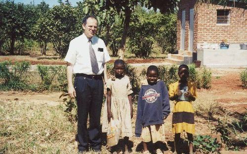 CHILANGOMA - Stichting Stephanos zendt vrijdagavond in de hervormde kerk van Harskamp het echtpaar Oomen uit naar Malawi. Als predikant-directeur van het weeshuis in Chilangoma gaat ds. Oomen geestelijke zorg verlenen aan de honderd weeskinderen en aan he