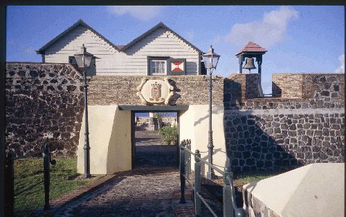 Fort Oranje in de bovenstad: fraai gerestaureerd.Â¶ Â¶ fotoverantwoording: Foto