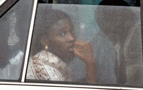 BOUAKE - Inwoners van de stad BouakÃ© in Ivoorkust vluchten nadat die door rebellerende soldaten is ingenomen. - Foto EPA