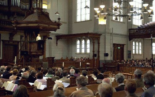 APELDOORN - Het thema van de schooldag rond de theologische universiteit van de Christelijke Gereformeerde Kerken was dit jaar ”Christen zijn naar alle kanten”. De dag werd op verschillende locaties gehouden en trok ongeveer 700 deelnemers. - Foto Maarten