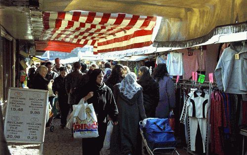 DEN HAAG - Allochtone vrouwen winkelen in de Haagse Herman Costerstraat. Een aantal Haagse kerken wil de band met buitenlanders verstevigen. Zaterdag is er in Den Haag een congres over ”Multicultureel kerk-zijn”. - Foto ANP