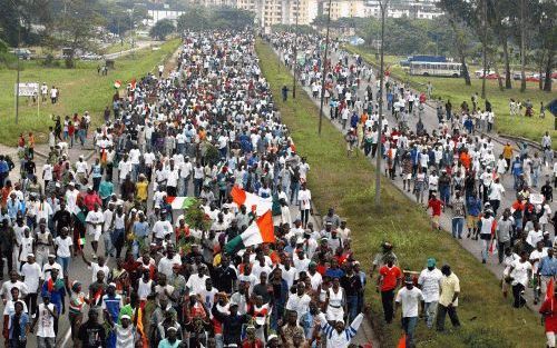 ABIDJAN - Tienduizenden Ivorianen betuigden woensdag in Abidjan, de commerciÃ«le hoofdstad van Ivoorkust, hun steun aan president Gbagbo en protesteerden tegen de opstand die muitende militairen in het noorden van het land hebben ontketend. - Foto EPA