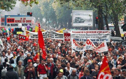 PARIJS - Tienduizenden werknemers zijn donderdag in Parijs de straat opgegaan om te demonstreren tegen de privatiseringsplannen van de Franse regering. Vooral medewerkers van de staatsbedrijven EDF en GDF (elektriciteit en gas) betogen in de Franse hoofds