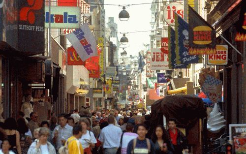 DEN HAAG - Velen belijden met de mond dat het aanzien van Nederlandse winkelcentra wel heel erg eenzijdig wordt. Filialen van onder meer Hema, V&amp;D, Wibra, Burger King, Kruidvat, HÃ¼nkemÃ¶ller, Primafoon en Scapino domineren het straatbeeld. Ondernemer