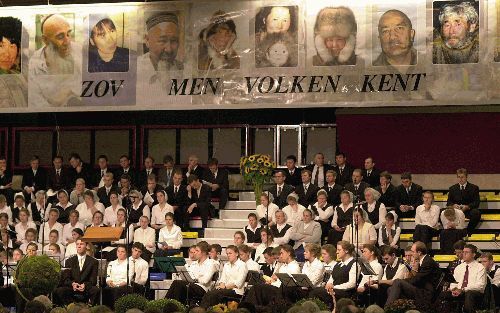 BARNEVELD - Een Russisch koor en orkest zetten zaterdag de ontmoetingsdag van de stichting Friedenstimme in Barneveld luister bij. Thema van de bijeenkomst was: ”Zo ver men volken kent”. - Foto Bram(van(de(Biezen