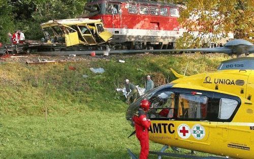 Bij een botsing tussen een goederentrein en een railonderhoudswagen in Neder-Oostenrijk zijn maandagochtend vier mensen om het leven gekomen en drie zwaargewond geraakt, aldus het Oostenrijkse persbureau APA. - Foto EPA