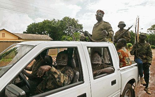 KORHOGO - Ivoriaanse rebellen vervoeren een gevangengenomen soldaat van het regeringsleger naar hun hoofdkwartier in Korhogo. Intussen hebben regeringsgetrouwe troepen maandag het centrum van BouakÃ©, de tweede stad van het land, ingenomen. Dinsdag verwac