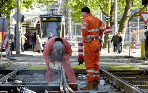 AMSTERDAM - De voorbereidende werkzaamheden voor de aanleg van de Noord/Zuidlijn zijn aan het Weteringcircuit al in volle gang. De Amsterdamse gemeenteraad moet woensdag beslissen of de aanleg wel of niet zal doorgaan. - Foto ANP