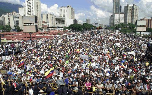 CARACAS - Duizenden demonstranten in Caracas (Venezuela) protesteerden donderdag tegen president Hugo Chavez. - Foto EPA