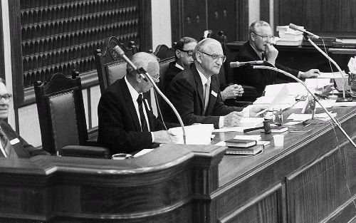 KAAPSTAD - Foto van het moderamen van de Nederduitse Gereformeerde Kerk tijdens een synodevergadering in 1986. In het midden prof. dr. Johan Heyns, die in 1994 werd vermoord. - Foto RD