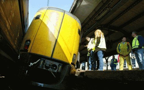 UTRECHT - Op station Utrecht-Centraal botsten donderdag een kolentrein en een lege passagierstrein op elkaar. Foto: de passagierstrein, die tegen het perron werd gedrukt. - Foto ANP