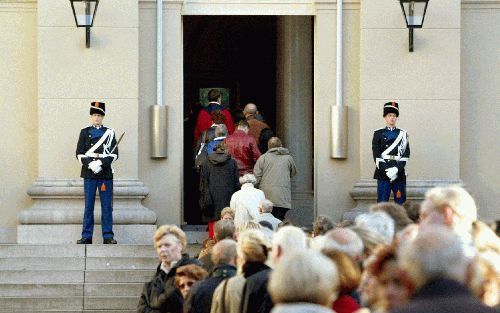 Twee erewachten staan aan weerszijden van de ingang van Paleis Noordeinde. Langzaam schuifelen de mensen naar binnen om afscheid te nemen van de overleden prins-gemaal. - Foto ANP