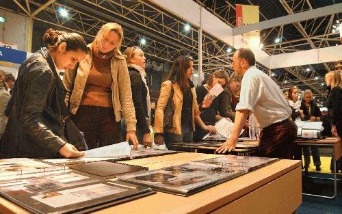 UTRECHT - De donderdag begonnen Studie Beurs 2002 in Utrecht telt 300 standhouders. Zij geven informatie over opleidingen in het mbo, het hbo en op de universiteit. De beurs duurt tot en met zaterdag en zal naar verwachting 80.000 scholieren trekken. - Fo