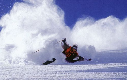 Tijdens een afdaling willen steeds meer skiÃ«rs de adrenaline voelen spuiten, de zenuwen horen gieren, het hart haast zien bonzen. Toch is het zaak de veiligheidsregels goed in acht te nemen. - Foto Zwitsers Toerisme