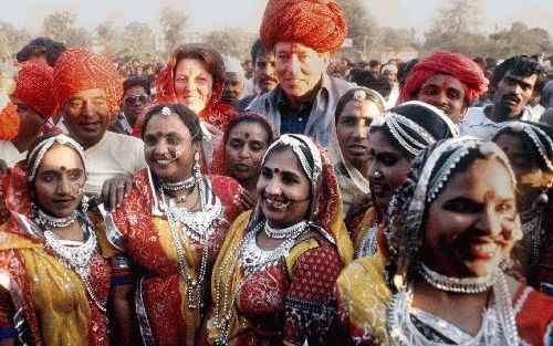 „Het is een oude wijsheid dat de beste hulp dÃ­e is die mensen helpt zichzelf te helpen.” Foto: de prins tijdens een van zijn vele bezoeken aan een derdewereldland. Hier tijdens een bezoek aan India in 1986. - Foto ANP