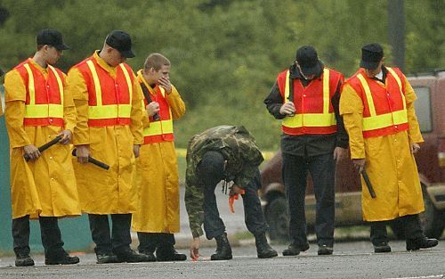 MANASSAS - Amerikaanse politieagenten zoeken naar sporen van de beruchte sluipschutter die de staat Virginia onveilig maakt. Daarbij zijn al zeven doden gevallen. - Foto EPA