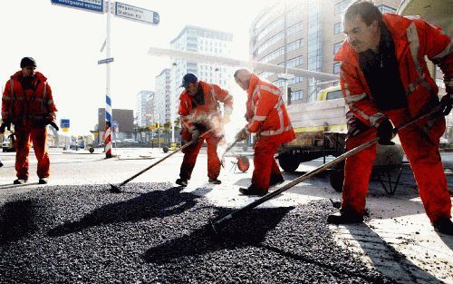 DELFT - Wegwerkers geven het asfalt van de Delftse binnenstad een beurt. Met het oog op de begravenis van prins Claus, aanstaande dinsdag, moet werkelijk alles in orde zijn.