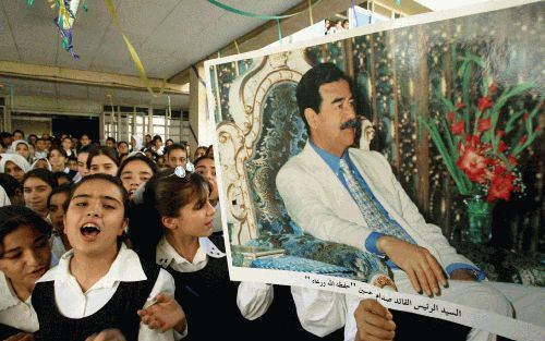 BAGDAD - Iraakse schoolmeisjes in Bagdad scanderen steunbetuigingen aan hun leider Saddam Hussein. Dinsdag worden in Irak presidentsverkiezingen gehouden. Er staat slechts Ã©Ã©n kandidaat op de lijst: Saddam. De keuze is vÃ³Ã³r of tegen de leider. De prop