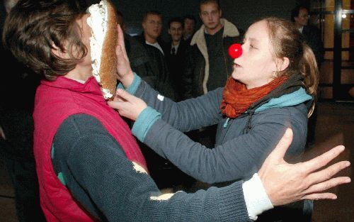 DEN HAAG - Medestanders van de actiegroep Biologische Bakkers Brigade toonden maandag na de uitspraak van de rechter wat er werkelijk gebeurde tijdens de taartwerpactie tegen Pim Fortuyn. Volgens de activisten zat er geen viezigheid in de taart, maar werd