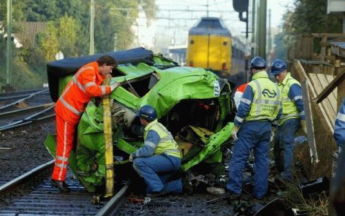 NAARDEN/BUSSUM - De cabine van een vrachtauto van McDonalds is volledig vernield na een aanrijding met de intercity naar Amsterdam. De vrachtwagenchauffeur kwam bij deze botsing om het leven. - Foto ANP