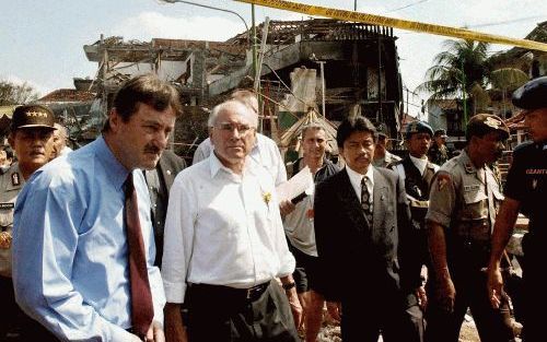 DENPASAR - De Australische premier, John Howard (m.), bracht donderdag een bezoek aan het Indonesische Kuta, waar zaterdag ruim 180 doden vielen door een aanslag met een autobom. De meeste slachtoffers waren AustraliÃ«rs. - Foto EPA