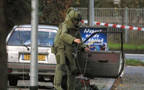 HILVERSUM - Een medewerker van de Explosieven Opruimingsdienst onderzoekt de auto die donderdag op het Media Park in Hilversum voor grote onrust zorgde. De ”tikkende auto” bleek geen bom te bevatten. - Foto Paul Dijkstra