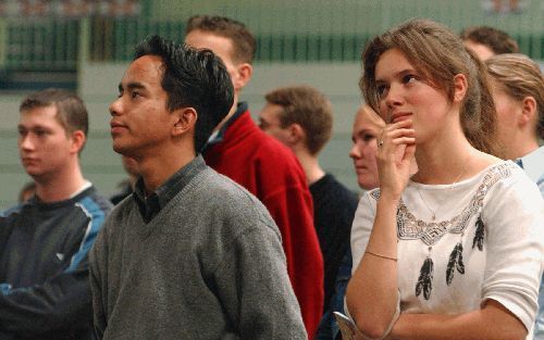 SOEST - Ruim 800 jongeren waren zaterdag in Soest bijeen tijdens de appÃ¨ldag van het Landelijk Contact Jeugdverenigingen (LCJ) binnen de Christelijke Gereformeerde Kerken. Het thema van de dag luidde ”Wat zegt God jou?”. - Foto Erik Kottier