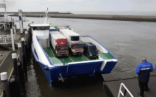 HARLINGEN - De Friese rederij Doeksen zet als eerste in Europa een catamaran in voor vrachtvervoer. Het bedrijf heeft voor dit scheepstype gekozen om zijn bijzondere eigenschappen. Door de twee drijvers zuigt het schip zich in ondiep water niet vast aan d