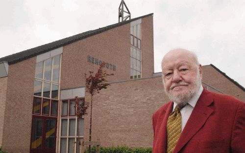 URK - Ds. J. B. van Mechelen staat zestig jaar in het ambt. Ondanks zijn leeftijd catechiseert hij nog steeds. Zelfs ontwerpt hij een cursus over zending en kerkgeschiedenis. „Maar je moet toch een keer ergens stoppen.” - Foto Hans Veenhuis