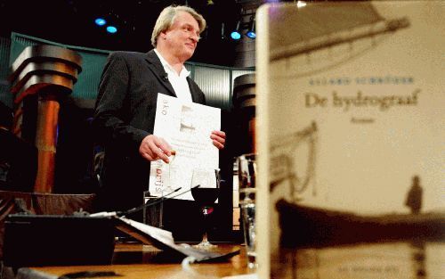 HILVERSUM - De schrijver Allard SchrÃ¶der woensdagavond na de uitreiking van de AKO Literatuurprijs 2002. SchrÃ¶der kreeg de prijs voor zijn roman ”De hydrograaf”. Het verhaal speelt zich kort voor de Eerste Wereldoorlog af en beschrijft de spanningen in 