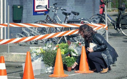 VENLO - Bloemen in Venlo-Zuid op de plaats waar een 22-jarige inwoner voor een supermarkt zwaar werd mishandeld door twee jongens die hij aansprak op hun gedrag. De man is inmiddels klinisch dood verklaard. Het gemeentebestuur zou ook bloemen op de plaats