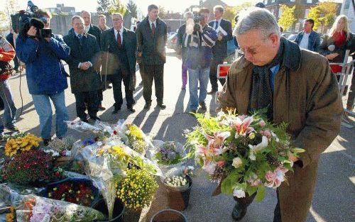 VENLO - Wethouder Janssen legt bloemen op de plaats waar dinsdagmiddag een 22-jarige inwoner van Venlo ernstig werd mishandeld, nadat hij twee jongeren aansprak op hun rijgedrag. Het slachtoffer is donderdag aan zijn verwondingen overleden. Op de achtergr