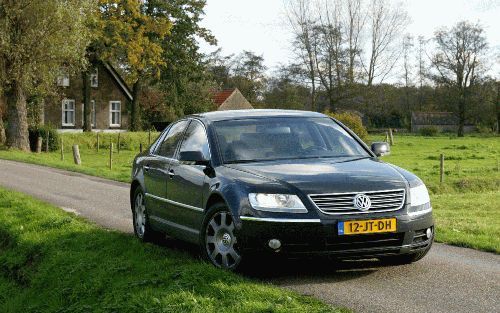 Volkswagen wil met de Pheaton doorstoten in het topsegment. Daarin maken Mercedes en BMW tot nog toe de dienst uit. De Pheaton verzet op een aantal punten de bakens. - Foto RD, Anton Dommerholt