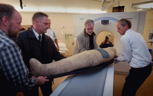 GRONINGEN - De mummie Janus wordt op de Rijksuniversiteit Groningen onder de scanner gelegd. Onderzoekers kunnen binnenkort rondwandelen in een digitale versie van de 3000 jaar oude mummie. - Foto ANP