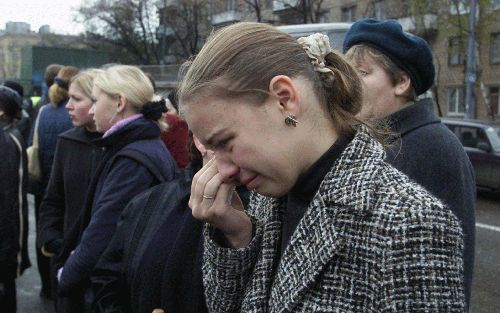 MOSKOU - Een huilende vrouw in Moskou wacht op nieuws over de gezondheid van haar geliefden in het ziekenhuis nr. 13. - Foto EPA