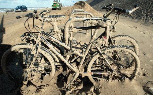 SCHEVENINGEN - Op de boulevard van Scheveningen staan gezandstraalde fietsen. Het zijn de stille getuigen van de hevige storm die zondag over Nederland raasde. - Foto ANP