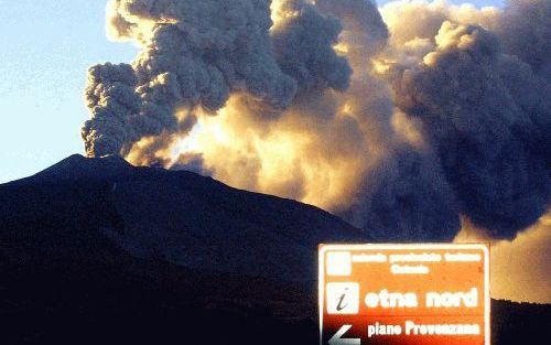 De uitbarsting van vulkaan Etna op SiciliÃ« ging maandag zijn tweede dag in. - Foto EPA