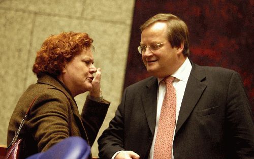 DEN HAAG - Minister Nawijn van Vreemdelingenbeleid en Integratie in gesprek met PvdA-fractieleider Van Nieuwenhoven. Gisteren begonnen de financiÃ«le beschouwingen in de Tweede Kamer. - Foto ANP