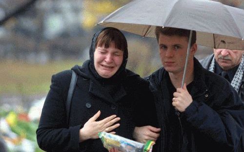 MOSKOU - Een Russische vrouw huilt bij het theater in Moskou, waar bloemen zijn neergelegd door mensen die hun medeleven betuigen met de slachtoffers van de Tsjetsjeense gijzelingsactie. - Foto EPA